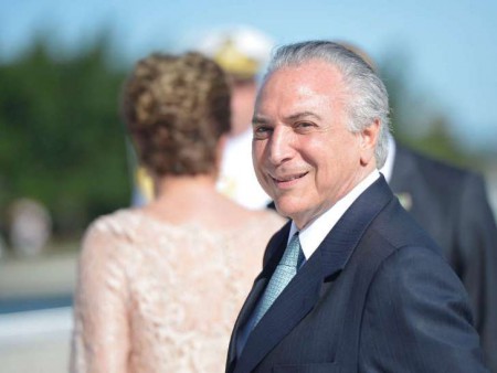 Cid Gomes protocola pedido de impeachment de Michel Temer, diz mídia